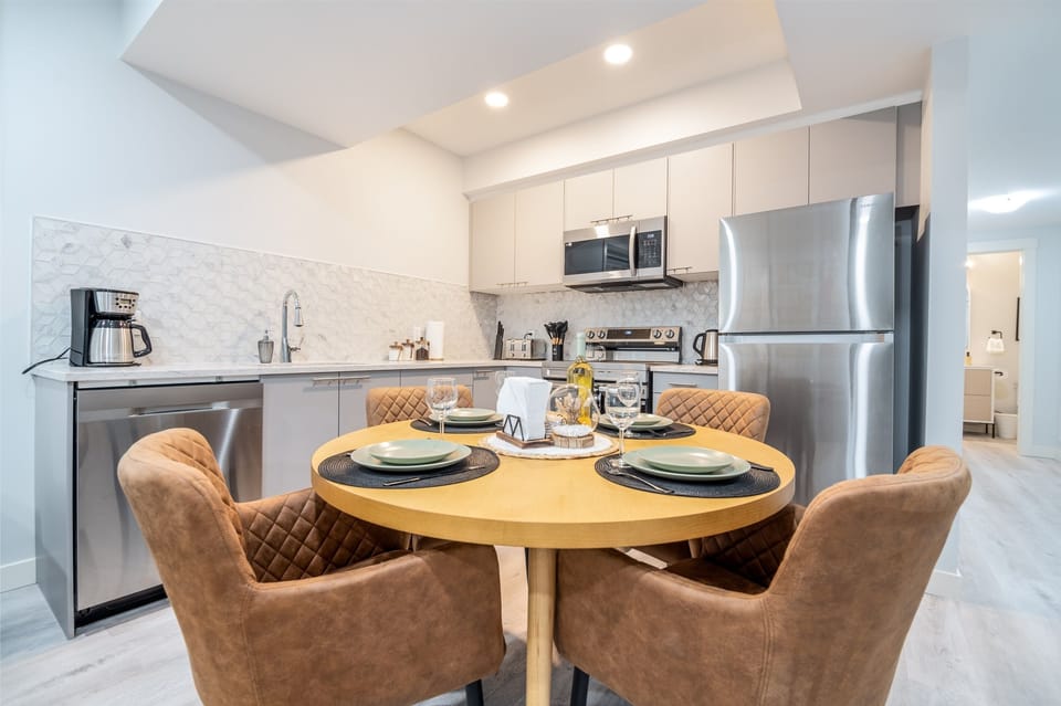 Fully equipped kitchen with charming elements, perfect for home-cooked meals and entertaining. Including a round dinning table to sit 4 people