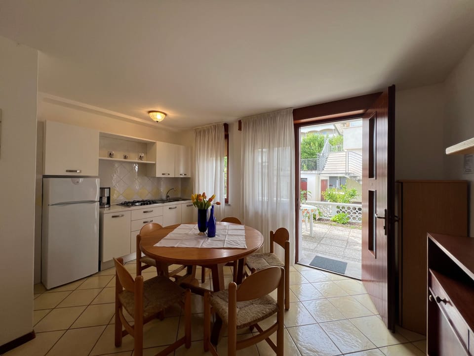 Apartment, 1 Bedroom, Patio, Garden View | Dining room