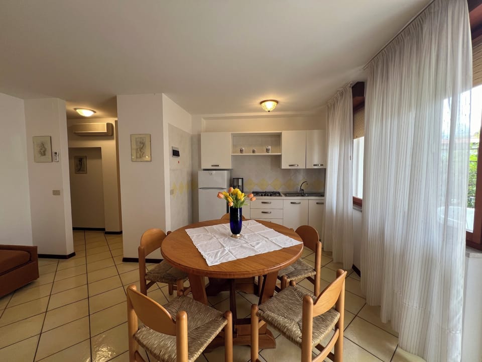Apartment, 1 Bedroom, Patio, Garden View | Dining room