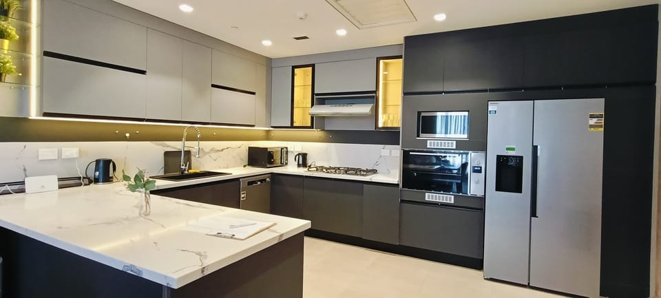 Comfort Apartment, City View | Private kitchen | Full-size fridge, microwave, oven, stovetop