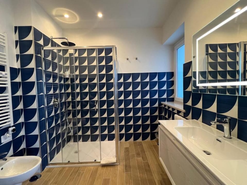 Deluxe Triple Room, Sea View | Bathroom