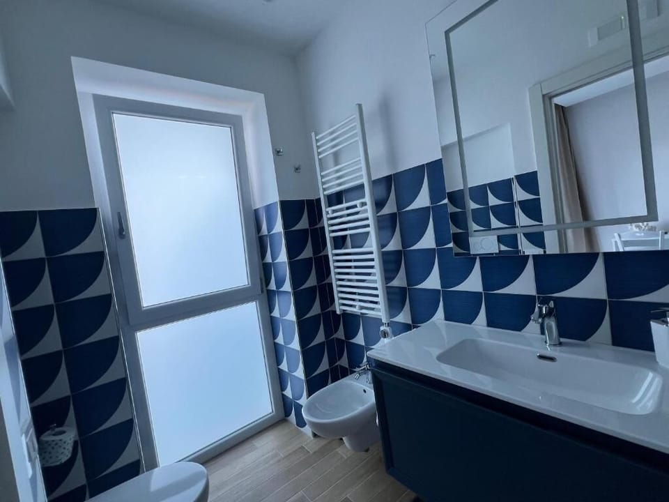 Deluxe Room, Sea View | Bathroom
