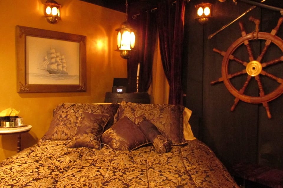 Classic Room, 1 Queen Bed | Individually decorated, individually furnished, desk, free WiFi