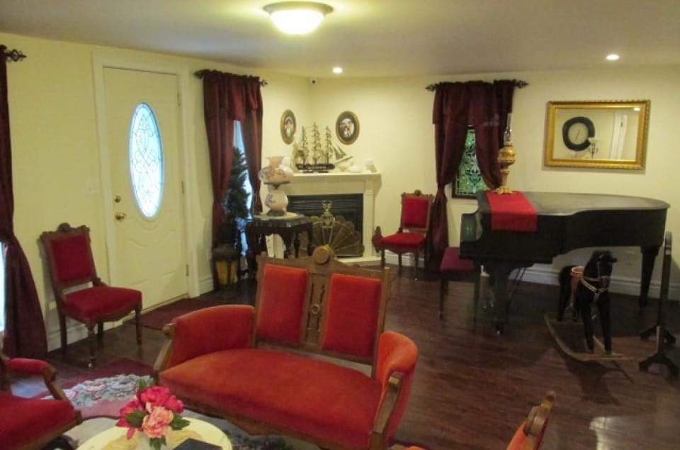 Classic Room, 1 Queen Bed | Individually decorated, individually furnished, desk, free WiFi