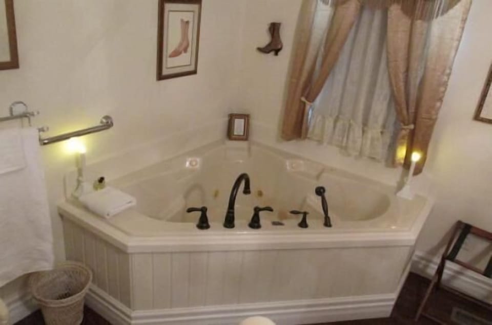 Romantic Room, 1 Queen Bed, Jetted Tub | Jetted tub