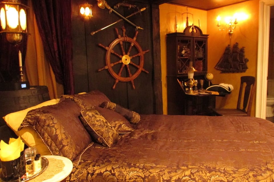 Classic Room, 1 Queen Bed | Individually decorated, individually furnished, desk, free WiFi