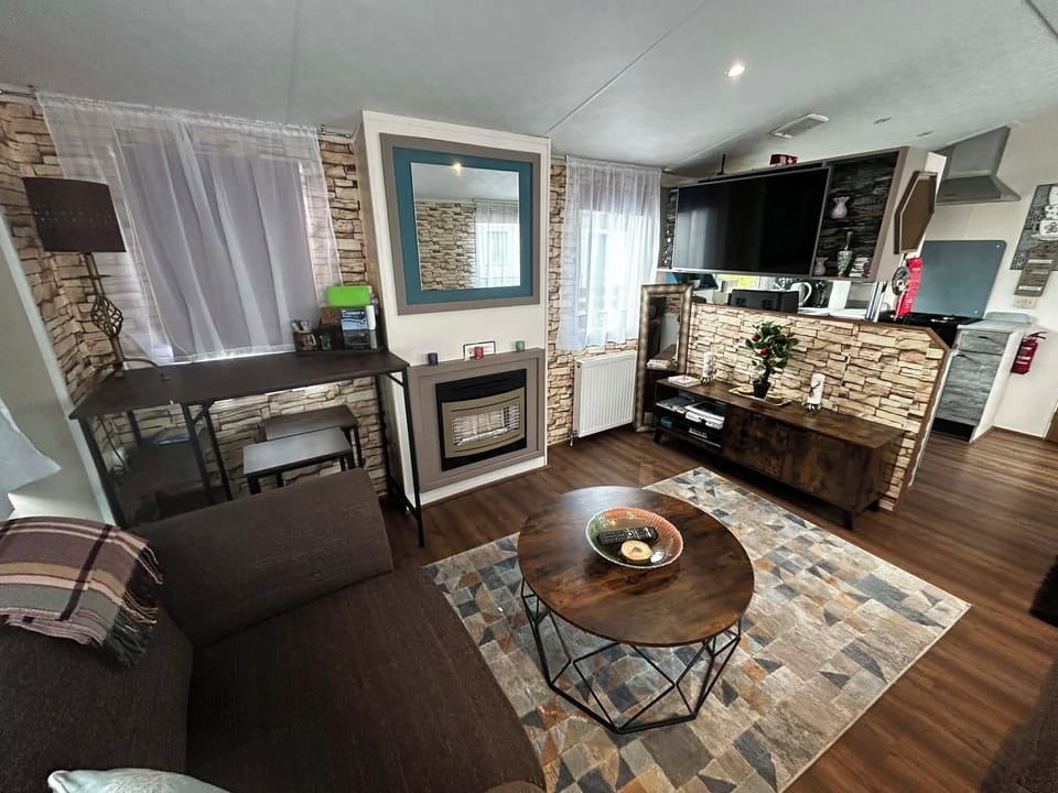 Mobile Home, 3 Bedrooms, Balcony | Living room | Books