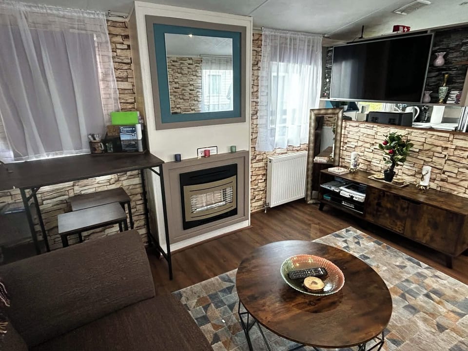 Mobile Home, 3 Bedrooms, Balcony | Living room | Books