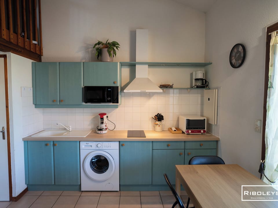 Fully equipped kitchen with a washing machine, oven, Senseo coffee maker, etc. 