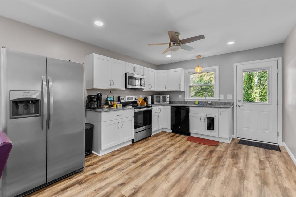 Kitchen: Modern appliances and a spacious layout make cooking a delight in this inviting space!