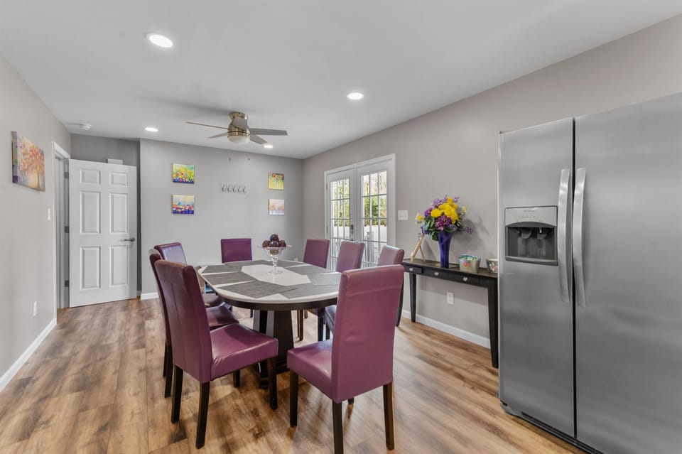 Dining Room: Gather around the stylish table, perfect for family feasts and laughter-filled evenings!
