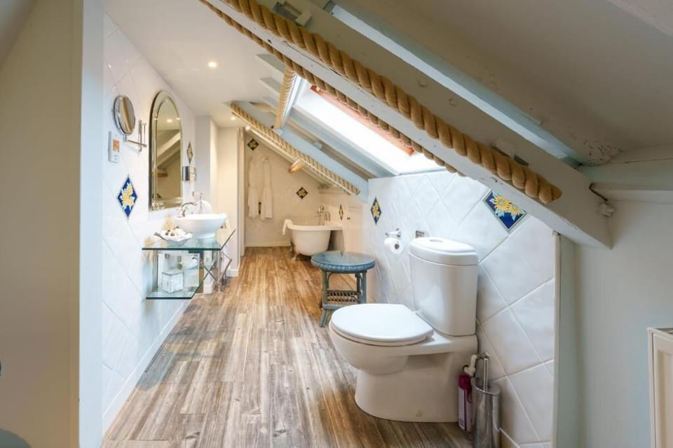 Superior Double Room, Non Smoking, Air conditioning | Bathroom | Free toiletries, bathrobes, towels, soap