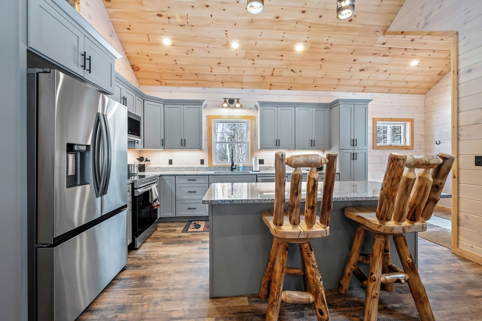 Fully equipped kitchen with breakfast bar