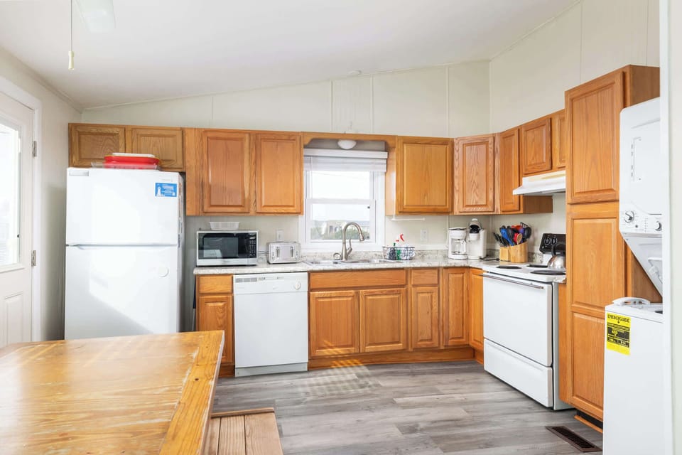 Stocked Kitchen with Washer/Dryer
