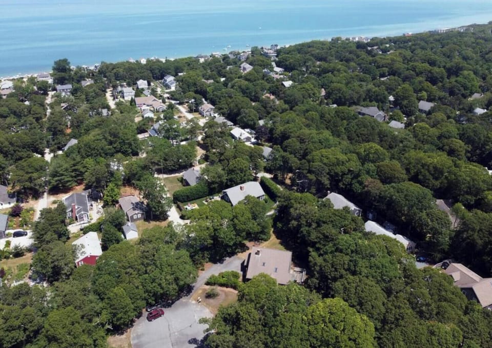 Only a mile to Ellis Landing Beach in the Brewster flats.