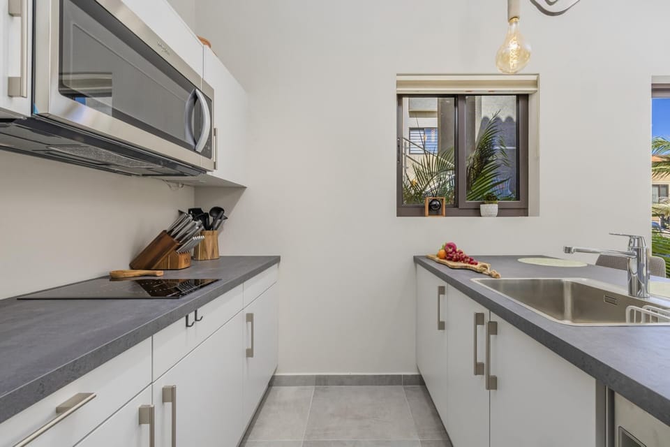 Modern 1BR1BA Retreat @ GoldCoast  Pools  Tennis (37676)