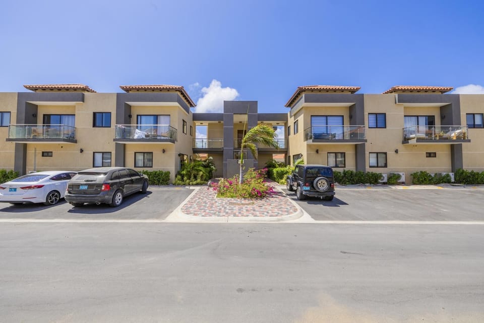Modern 1BR1BA Retreat @ GoldCoast  Pools  Tennis (37671)