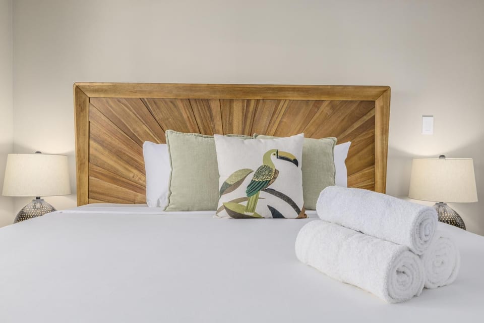 Modern 1BR1BA Retreat @ GoldCoast  Pools  Tennis (37674)