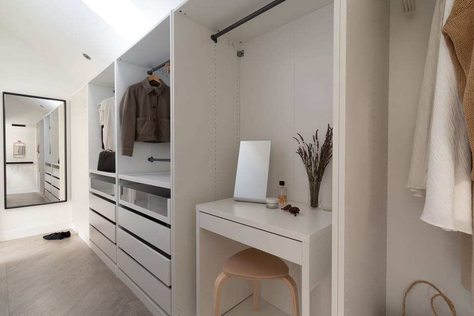 Spacious master bedroom dressing area - Estuary Watch