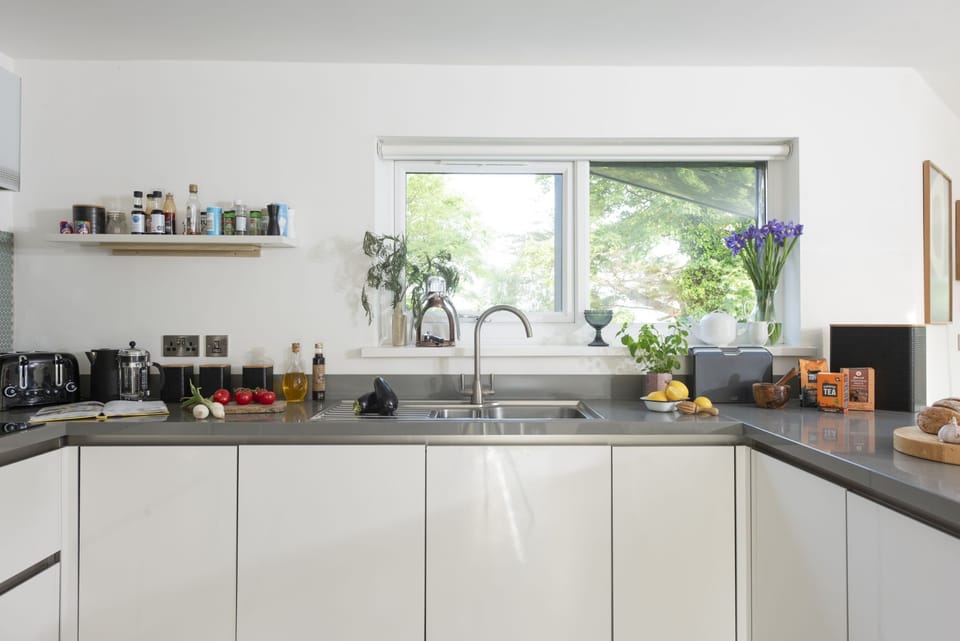 Kitchen, with sink, toaster, coffee/tea facilities - Estuary Watch