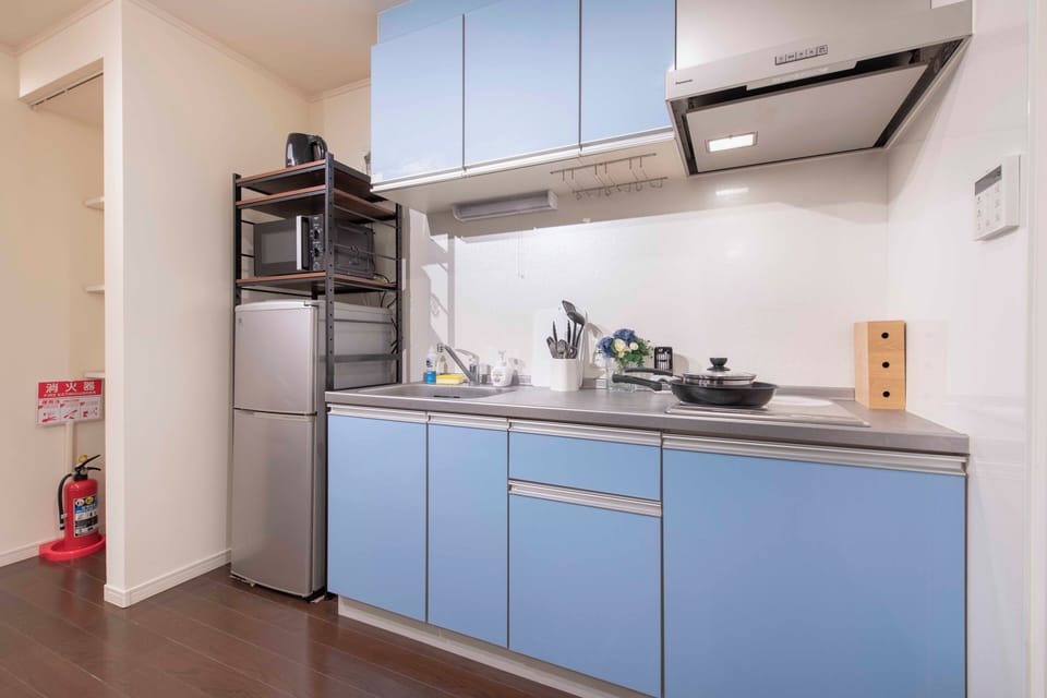 Superior Apartment | Private kitchen | Fridge, microwave, stovetop, cookware/dishes/utensils