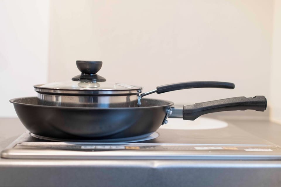 Superior Apartment | Private kitchen | Fridge, microwave, stovetop, cookware/dishes/utensils