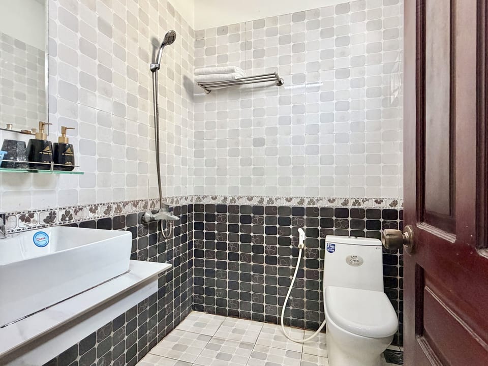 Deluxe Room | Bathroom | Shower, free toiletries, towels, soap