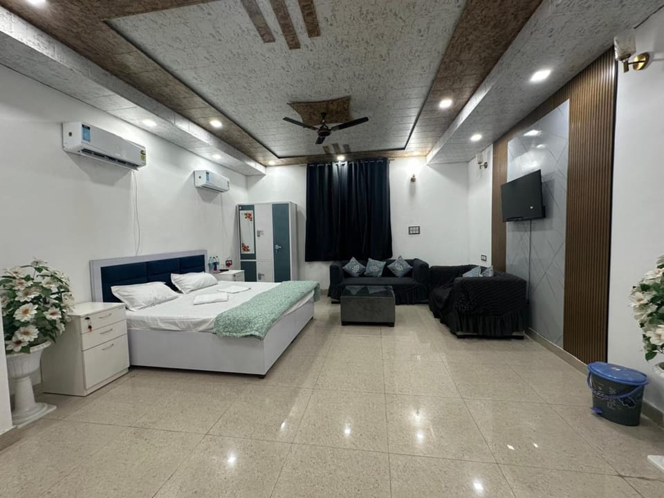 Deluxe Room | Rollaway beds, free WiFi, bed sheets