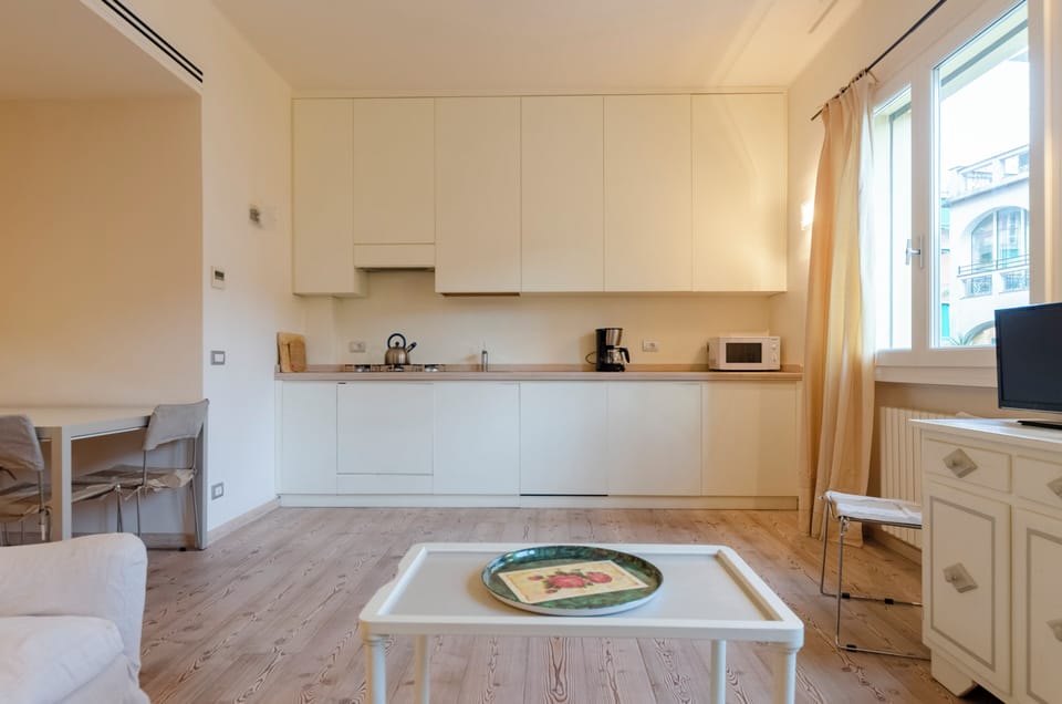 Family Apartment, 6 Bedrooms, Balcony, Mountain View | Private kitchen | Fridge, microwave, oven, stovetop