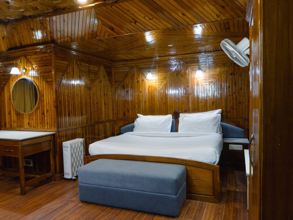 Premium Double Room | Desk, laptop workspace, soundproofing, iron/ironing board