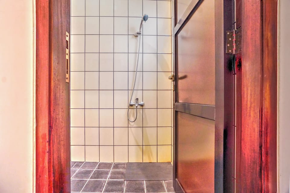Standard Double Room | Bathroom | Shower