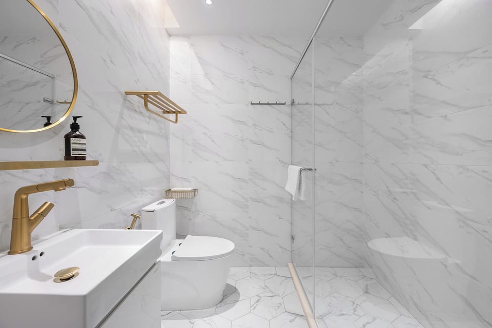 Superior Apartment | Bathroom | Shower, hair dryer, towels, soap