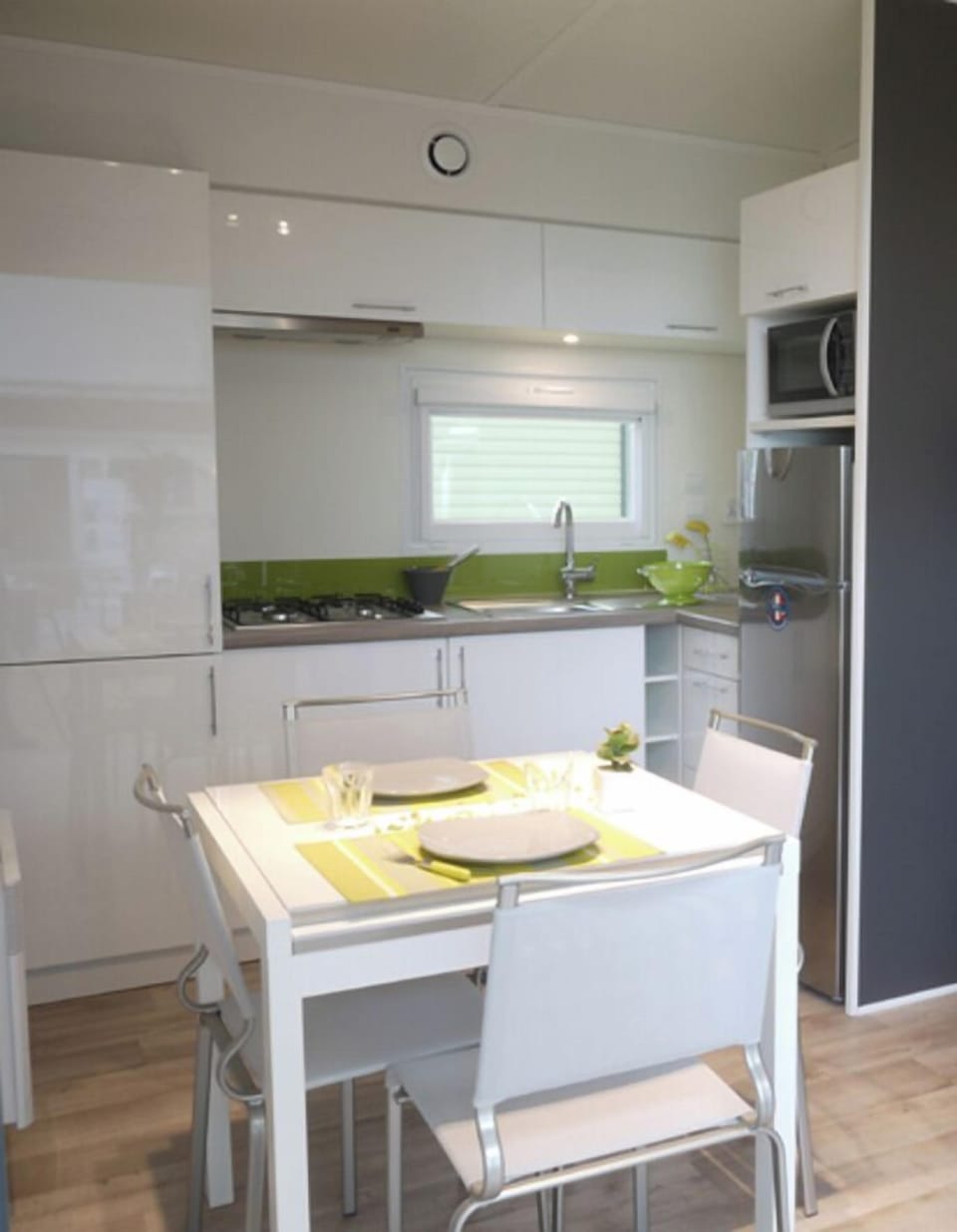 Deluxe Cottage | Private kitchen | Highchair