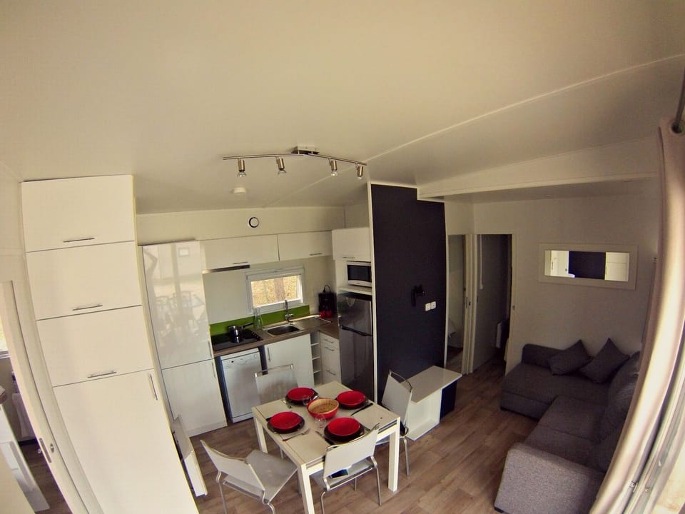 Deluxe Cottage | Private kitchen | Highchair