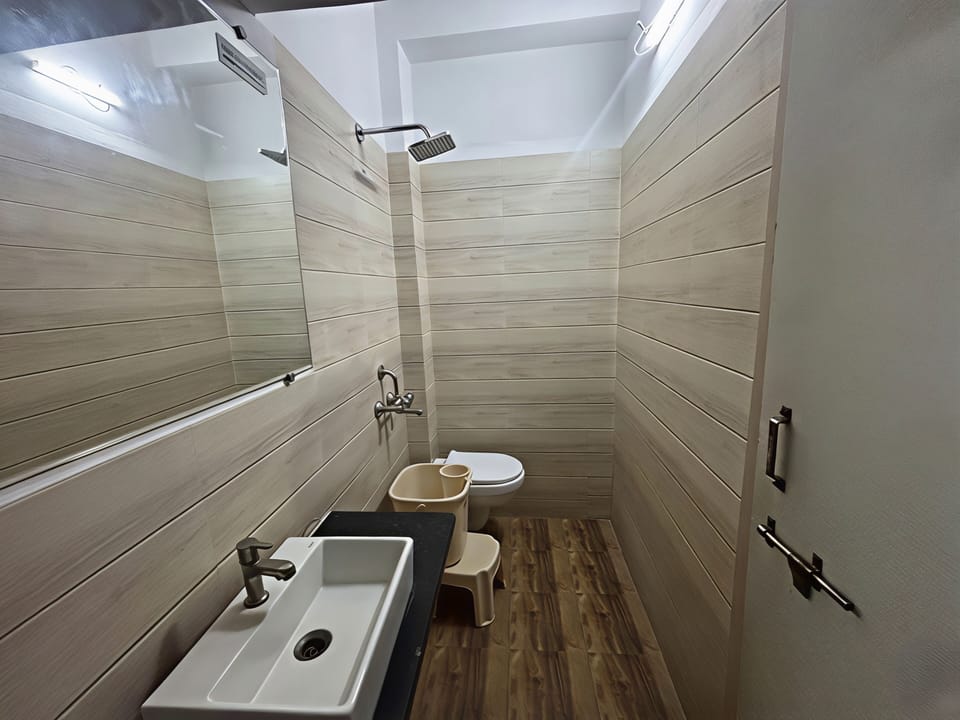 Superior Room | Bathroom | Shower, free toiletries, towels, soap