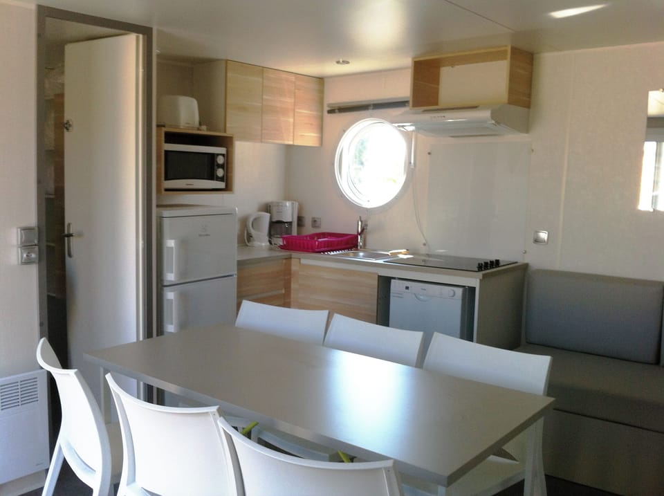 Superior Cottage, 2 Bedrooms | Private kitchen | Highchair