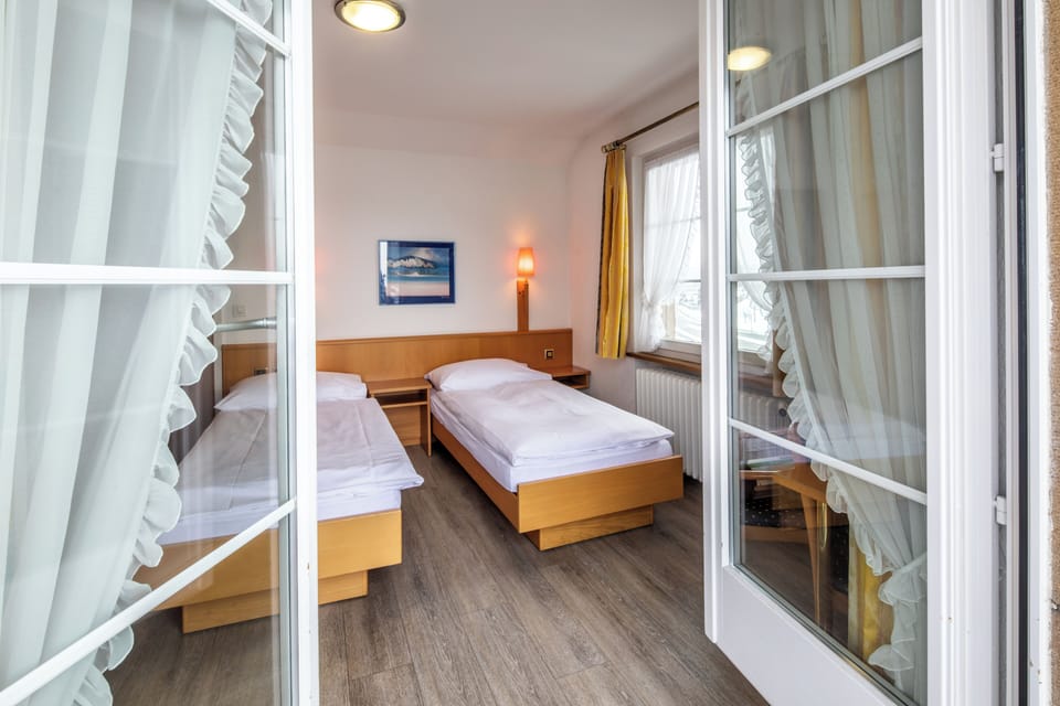 Economy Twin Room | Living area | 60-cm flat-screen TV with cable channels, toys