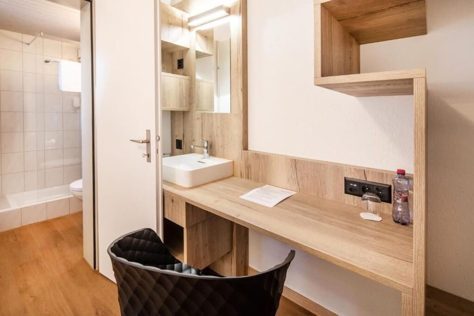 Deluxe Single Room | Bathroom | Shower, hair dryer, towels, soap