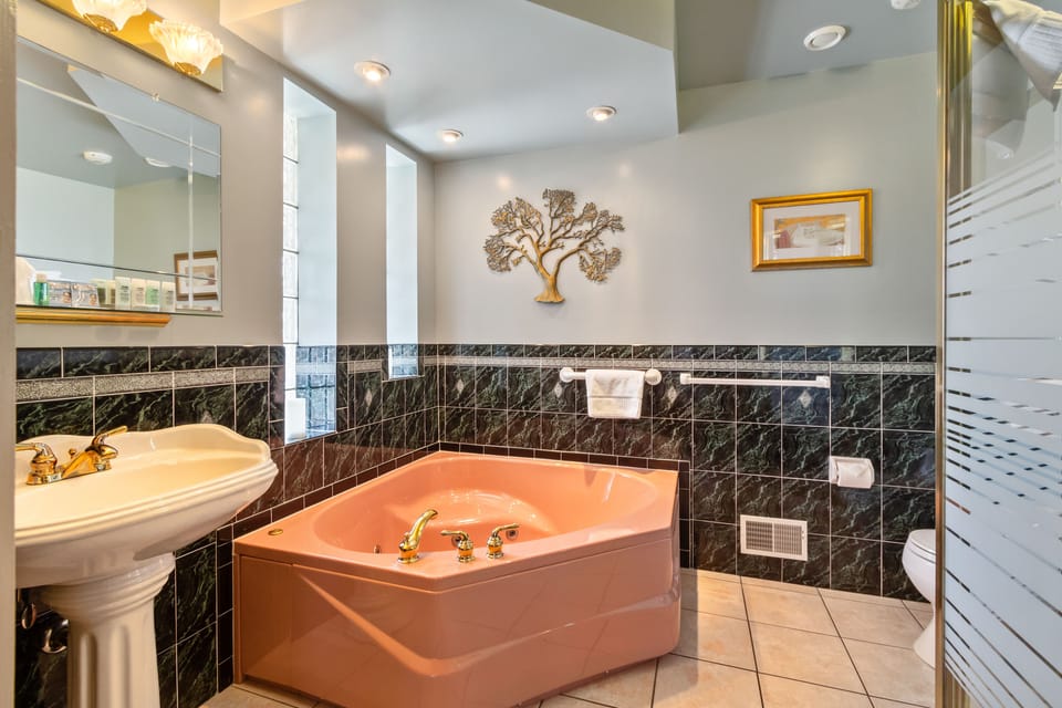 Deluxe Suite, Jetted Tub | Jetted tub