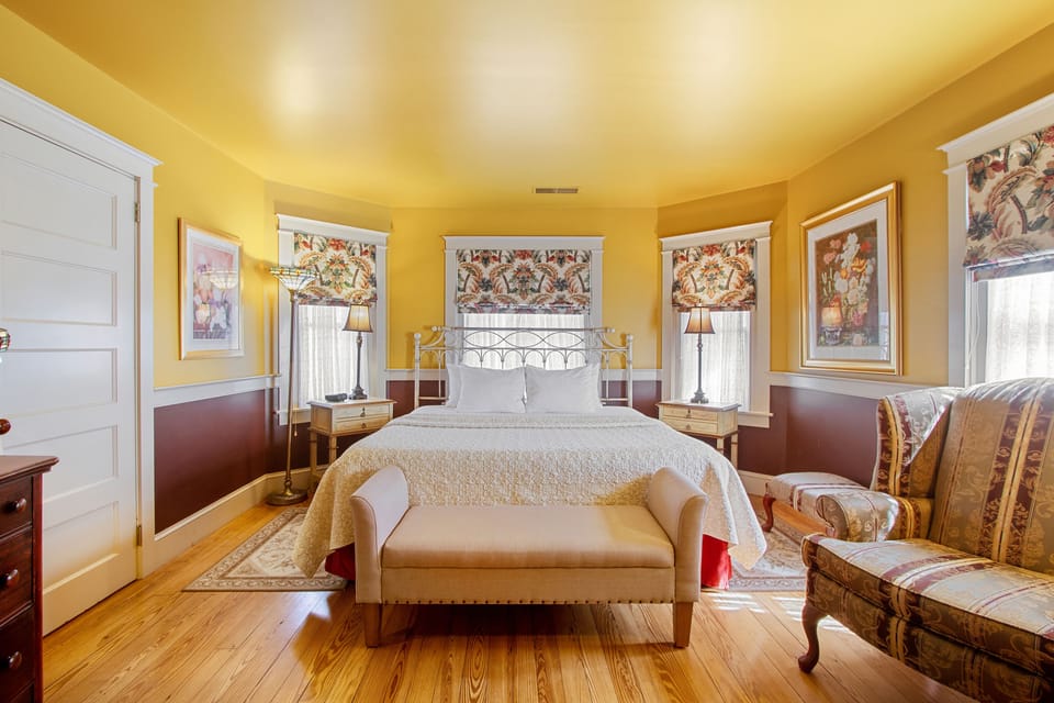 Room, 1 King Bed | Hypo-allergenic bedding, individually decorated, individually furnished