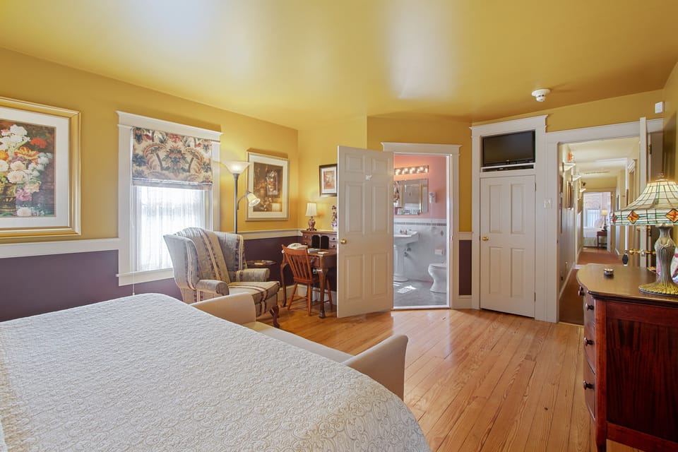 Room, 1 King Bed | Hypo-allergenic bedding, individually decorated, individually furnished