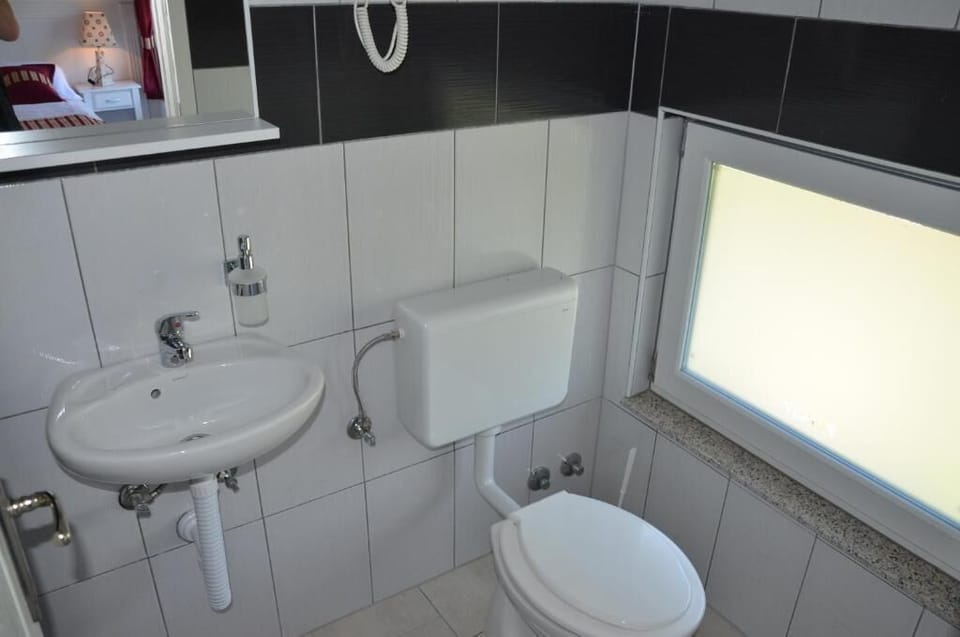 Double or Twin Room, Lake View | Bathroom | Free toiletries, soap, shampoo, toilet paper