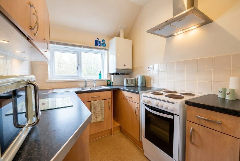 Generous counter space and a four-ring cooker make cooking proper family meals genuinely easy here.