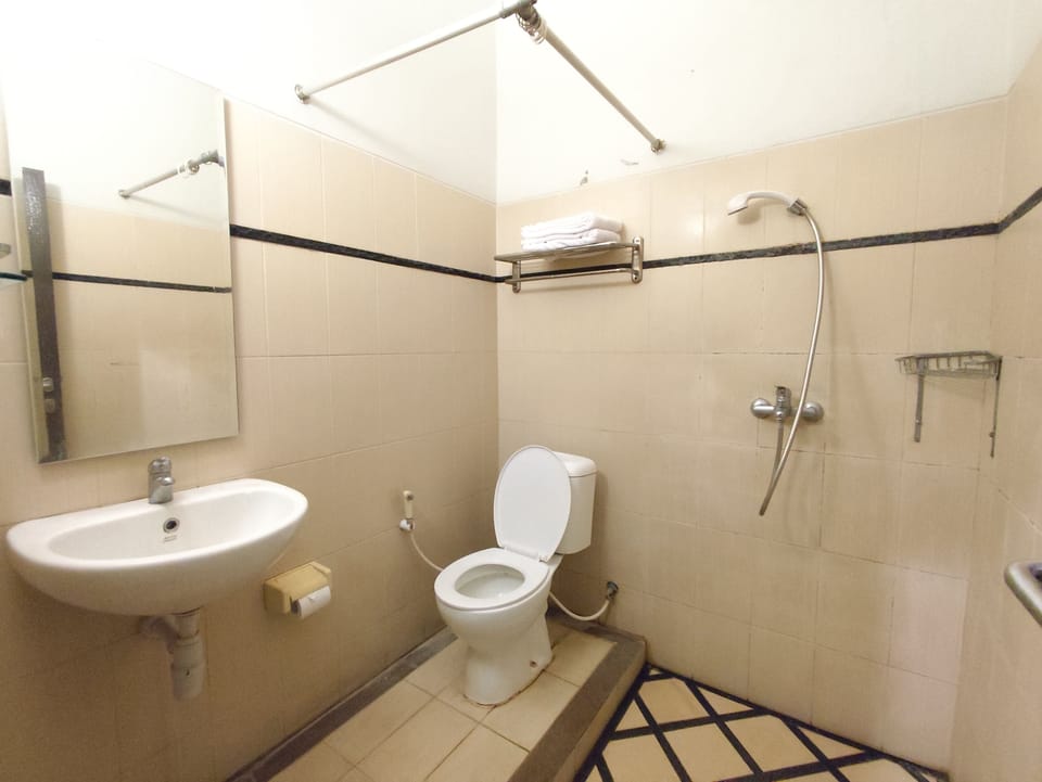 Shower, rainfall showerhead, free toiletries, towels