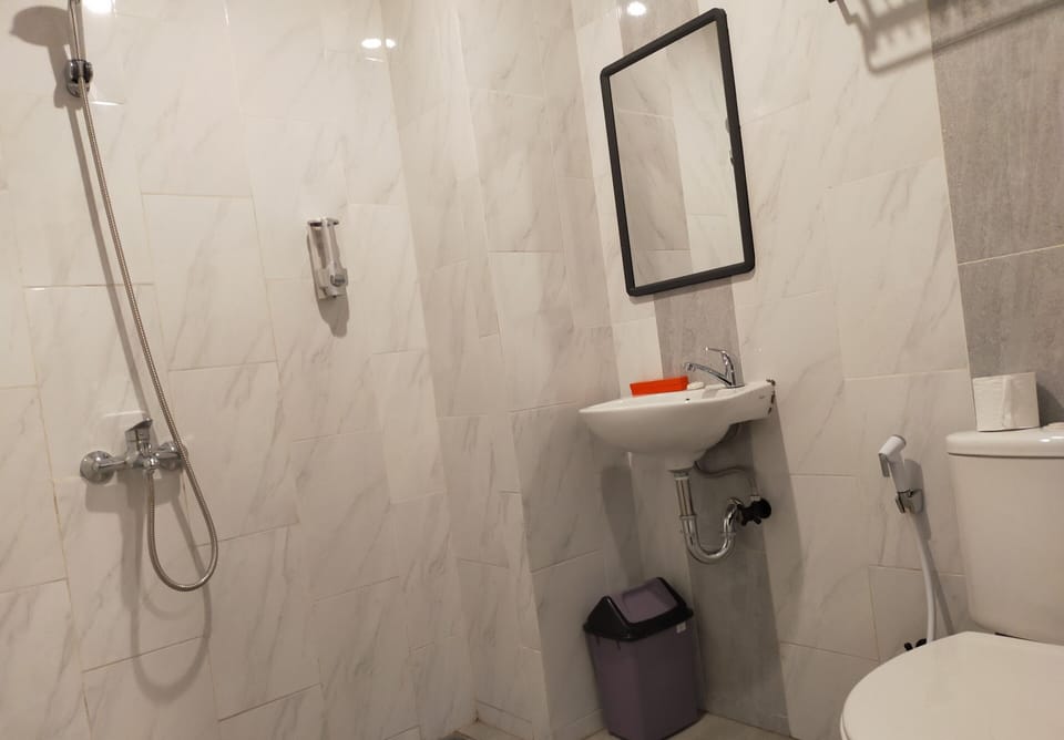 Shower, rainfall showerhead, free toiletries, towels