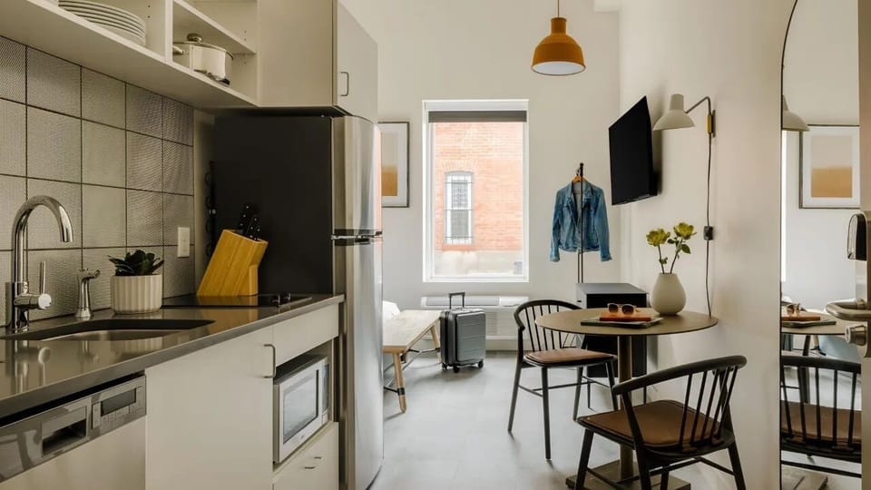 Studio | Private kitchen | Fridge, microwave, cookware/dishes/utensils