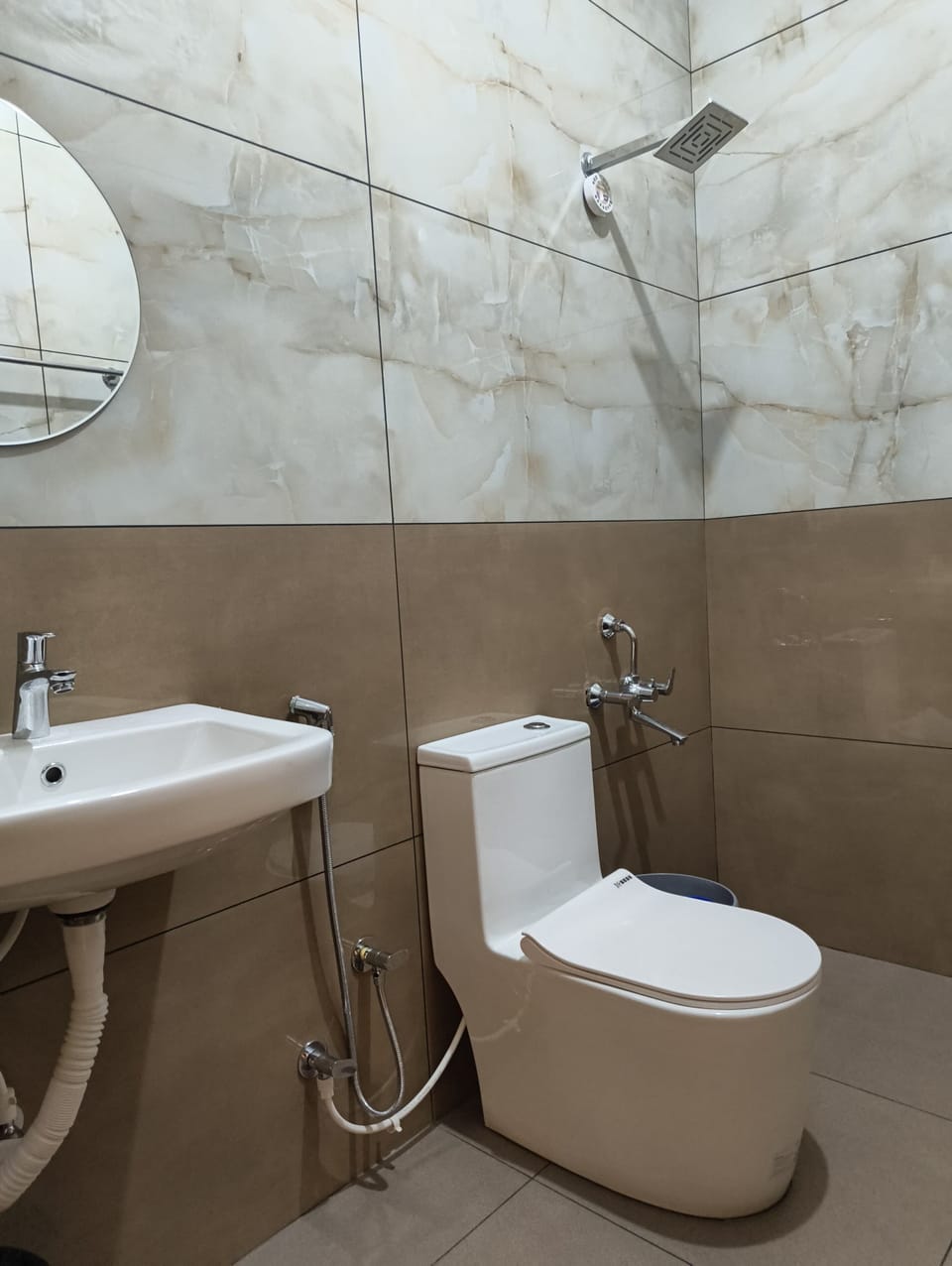 Deluxe Double Room | Bathroom | Shower, free toiletries, towels, soap