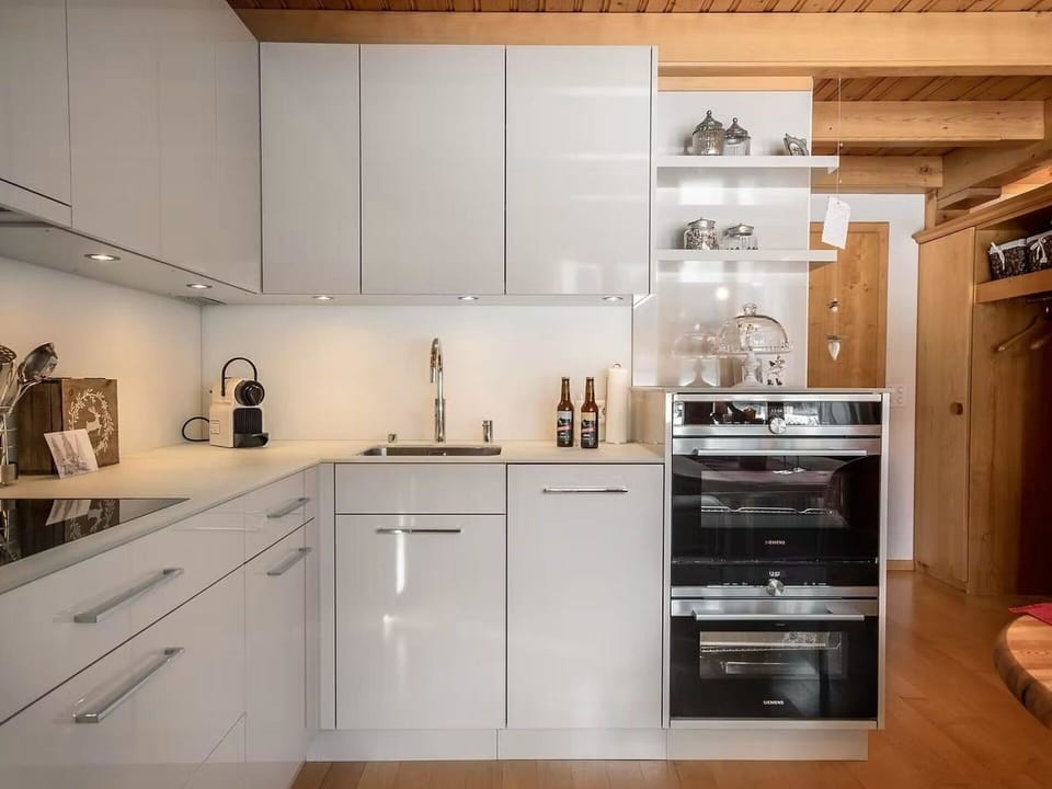 Kitchen Appliance, Kitchen, Countertop, Cabinetry, Major Appliance, Interior Design, Home Appliance, Furniture, Wood, Flooring