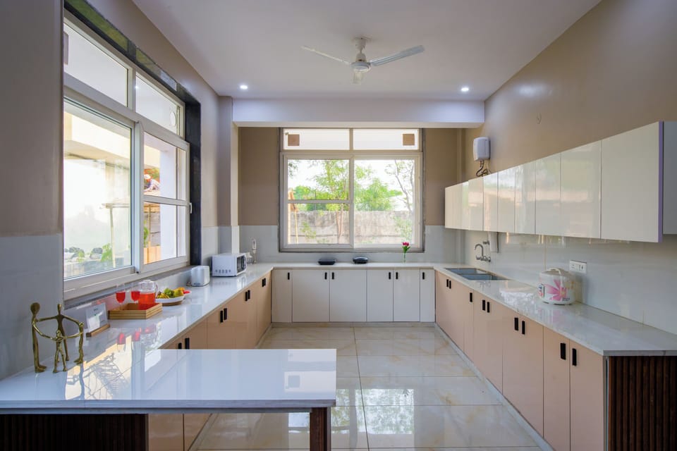 Deluxe Villa, Balcony, Garden View | Private kitchen