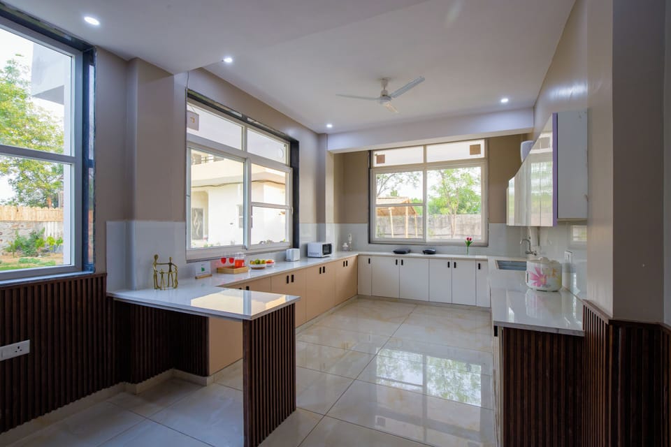 Deluxe Villa, Balcony, Garden View | Private kitchen